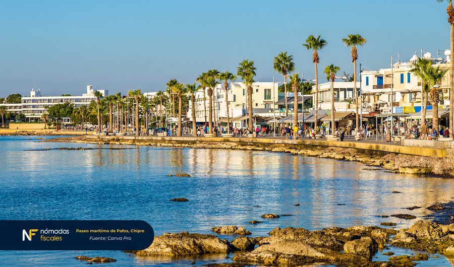 Paseo marítimo de Pafos en Chipre con vistas al mar y palmeras – destino atractivo para emprendedores y nómadas digitales que se benefician de las ventajas fiscales de Chipre