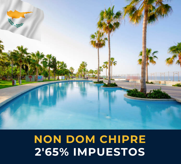 Paseo Molos Limassol Chipre con palmeras y sendero junto al mar, mostrando el estilo de vida relajado y los beneficios fiscales de Chipre para residentes non-dom