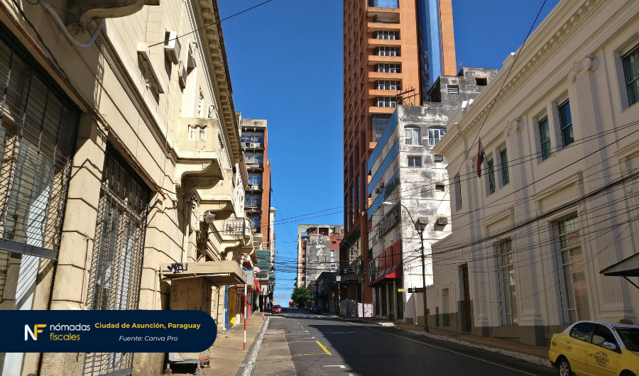 Panorámica de Asunción, Paraguay, con edificios modernos, palmeras y vistas al río. Destino emergente para nómadas digitales que buscan residencia fiscal sin impuestos.