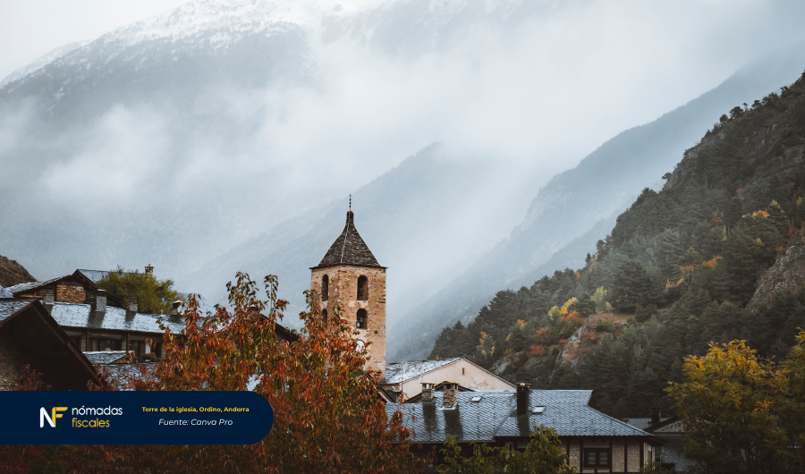 Torre de iglesia en Ordino, Andorra, rodeada de montañas verdes – destino fiscal atractivo para nómadas digitales y grandes patrimonios