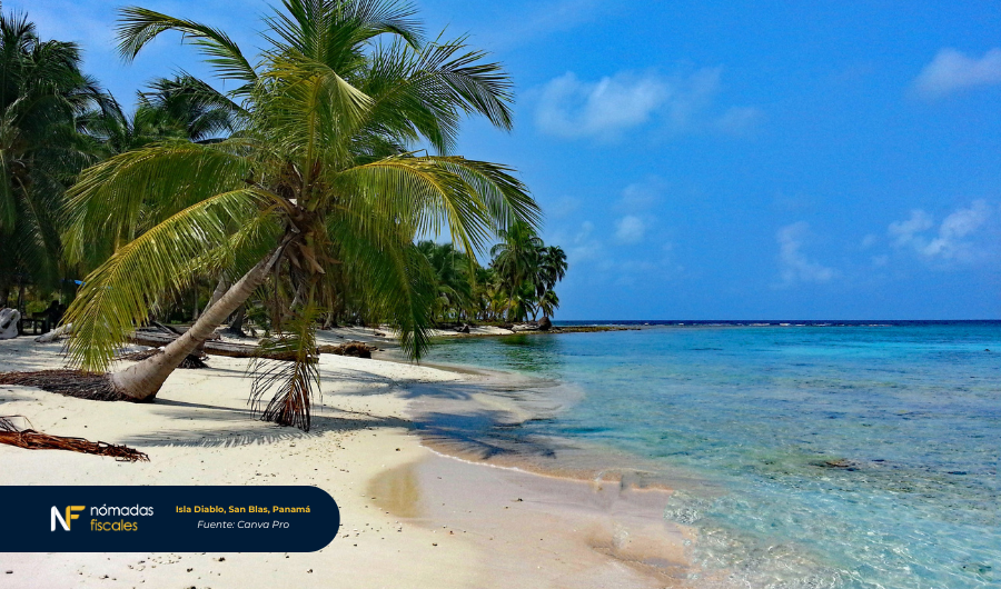 Playa de Isla Diablo con palmeras y aguas turquesas en San Blas, Panamá – destino tropical con ventajas fiscales para nómadas digitales y empresas offshore