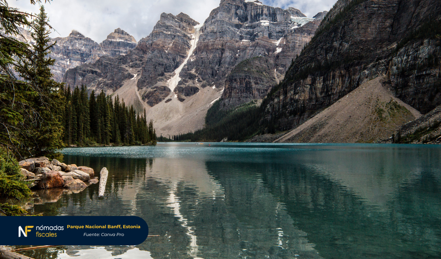 Nómadas digitales en el Parque Nacional Banff, Estonia – estilo de vida remoto vinculado al programa de e-Residency y las oportunidades fiscales digitales de Estonia.