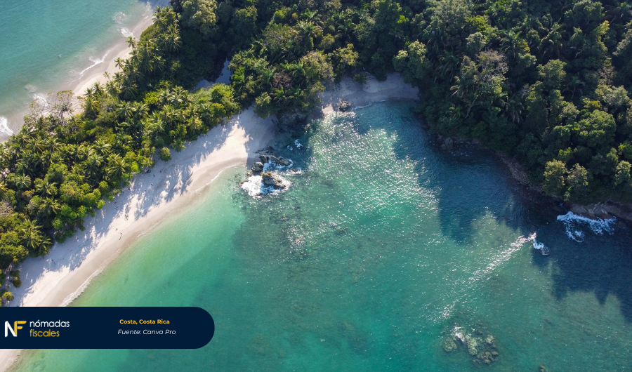Vista costera de Costa Rica con vegetación exuberante y aguas turquesas – destino ideal para nómadas fiscales y residencia sin impuestos.