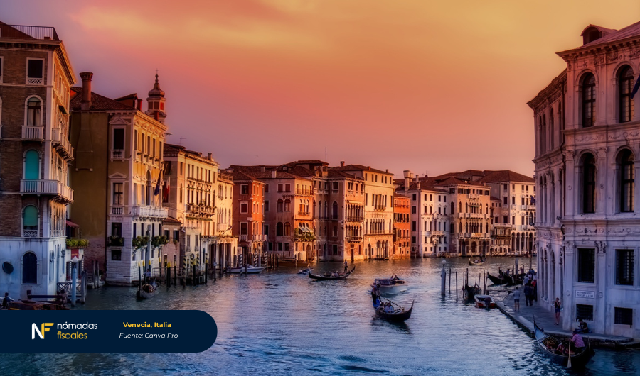 Vista escénica del canal en Venecia, Italia – un destino ideal para vivir con regímenes fiscales especiales como el non-dom y el impuesto fijo del 7% para pensionistas y nómadas digitales.