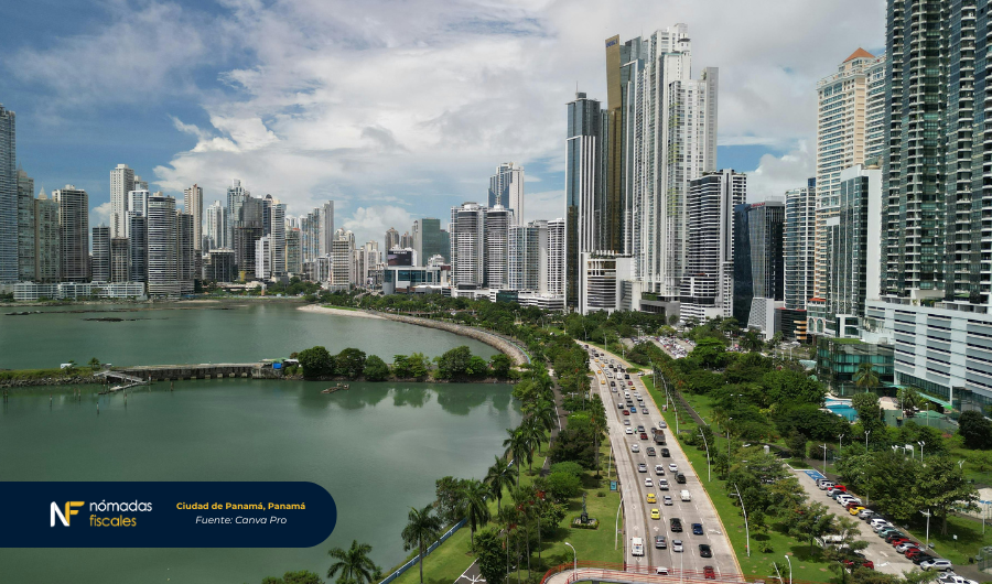Horizonte urbano de Ciudad de Panamá con rascacielos modernos y cielo azul – destino fiscal Panamá para nómadas digitales y emprendedores
