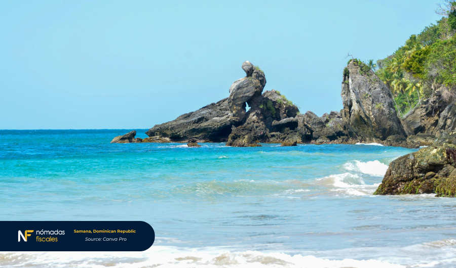 Samaná Bay in the Dominican Republic with turquoise waters and palm-lined shores — ideal for tax-free living. A serene Caribbean setting popular among digital nomads and tax residents.