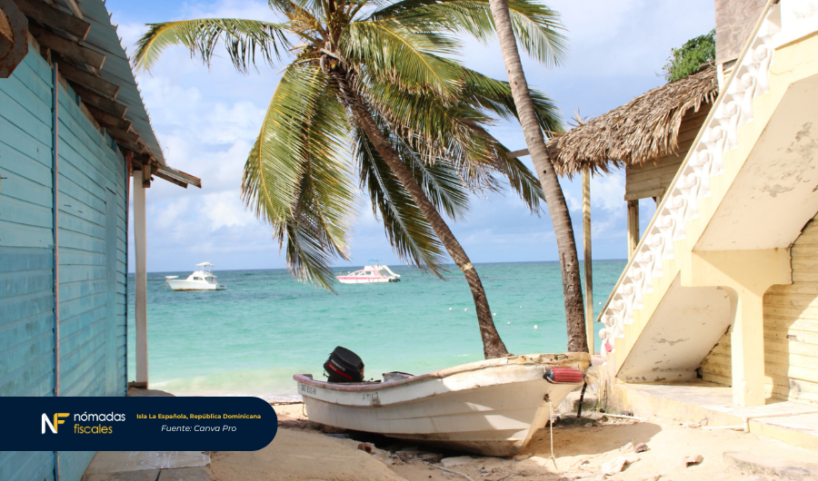 Costa de la isla La Española en República Dominicana con aguas turquesas y paisaje tropical – destino sin impuestos en el Caribe para nómadas digitales