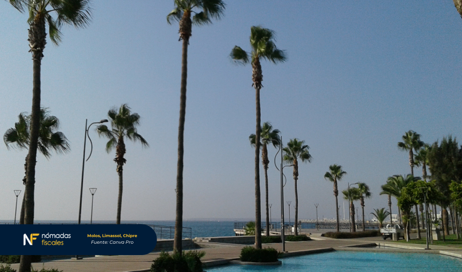 Paseo Molos en Limassol, Chipre con palmeras, senderos peatonales y vistas al mar – destino fiscal favorable para residentes non-dom, emprendedores y nómadas digitales