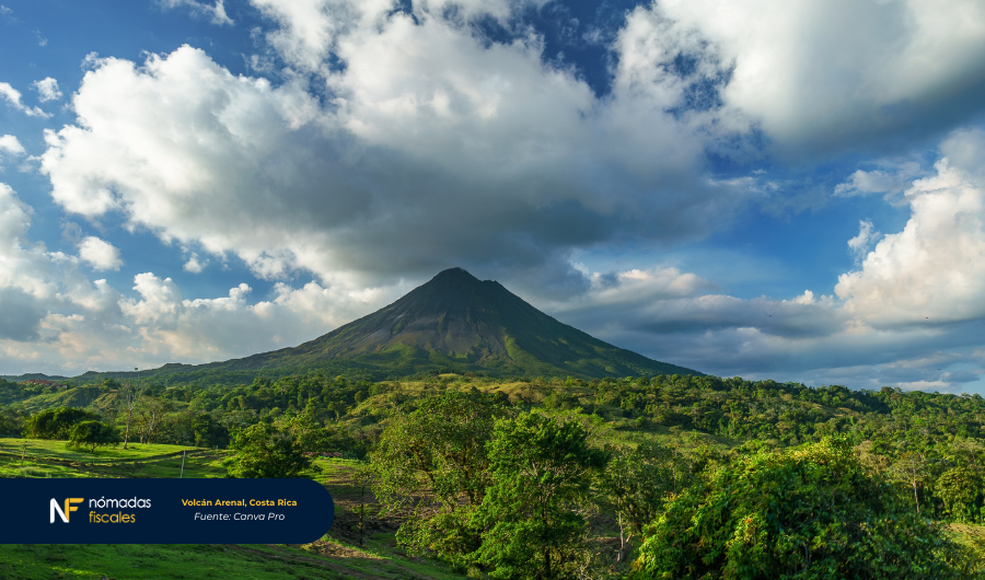 Volcán Arenal en Costa Rica rodeado de selva tropical – destino fiscal atractivo con sistema territorial para nómadas digitales