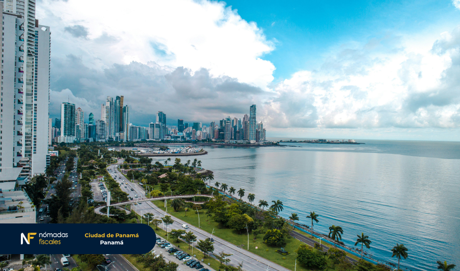 Vista panorámica de la Ciudad de Panamá desde la Cinta Costera, ideal para residencias fiscales con exención en criptomonedas
