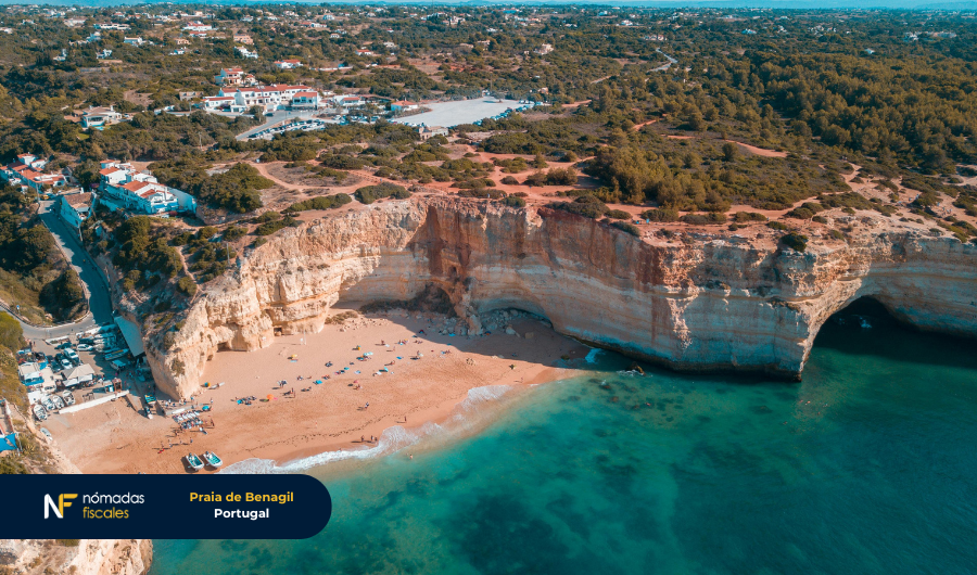 Vista aérea de la Praia de Benagil en el Algarve, Portugal, uno de los países europeos más atractivos para criptoinversores.