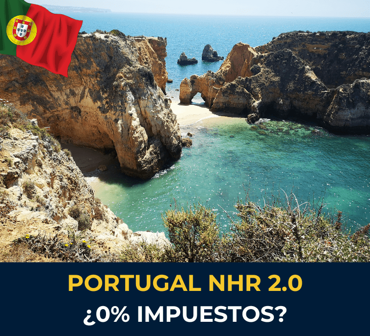Playa de Algarve en Portugal con bandera portuguesa y texto “Portugal NHR 2.0 ¿0% impuestos?”